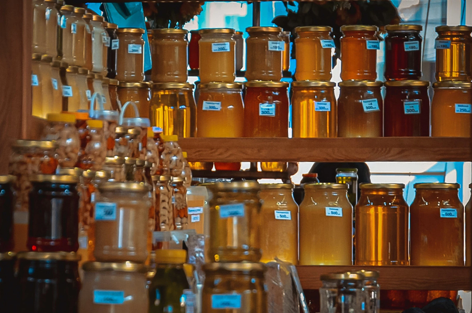 Where To Sell Honey in Bulk? (7 Surprising Places) 🐝
